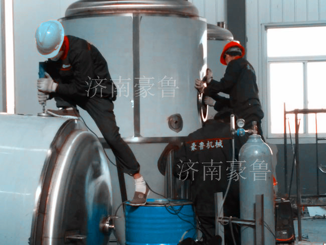 工人正（zhèng）在焊接精（jīng）釀啤酒設備