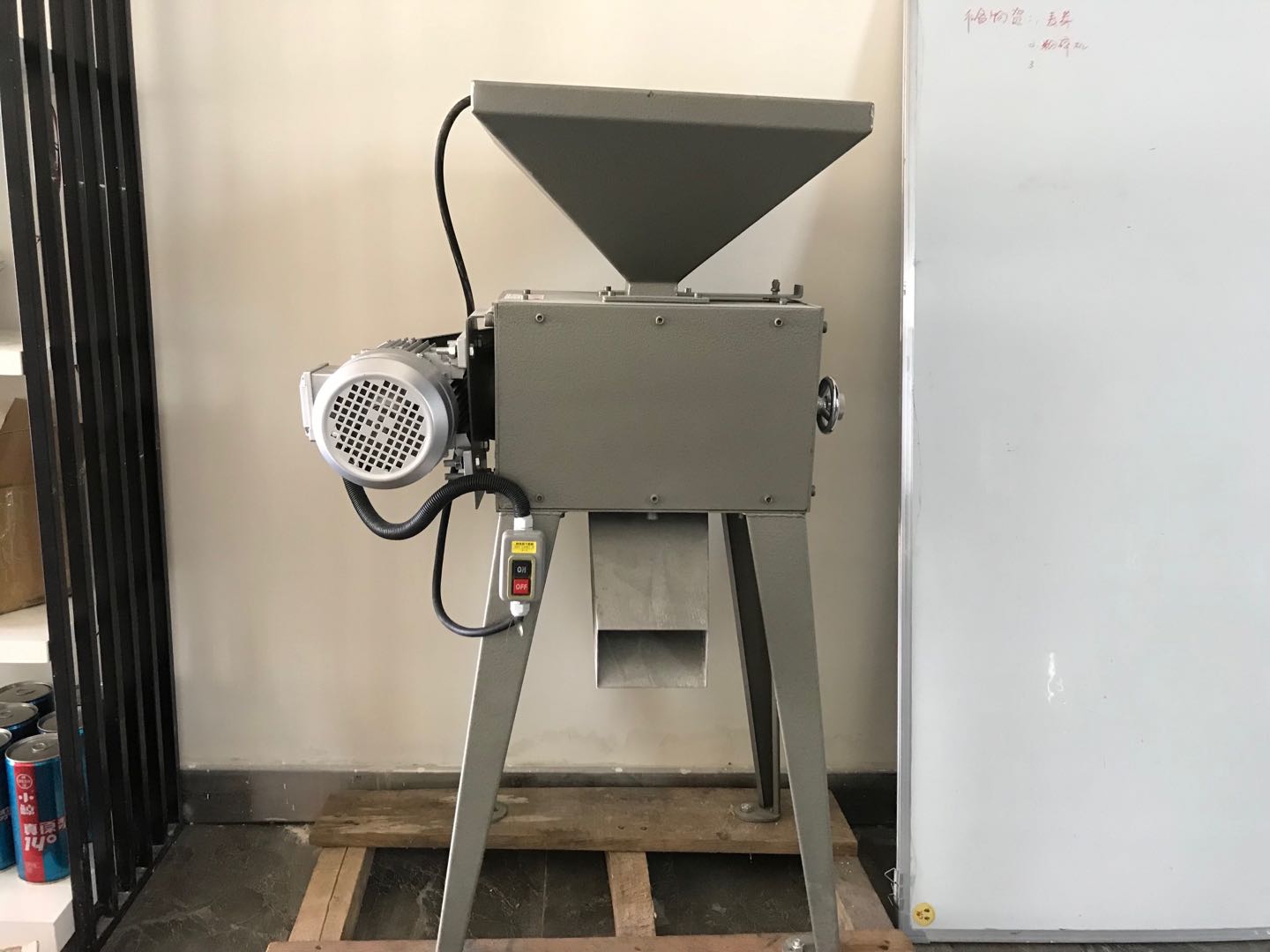 啤（pí）酒設備粉（fěn）碎機