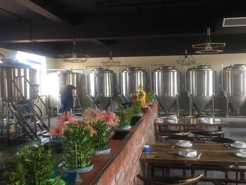 酒店(diàn)自釀啤酒設備 酒(jiǔ)店自釀啤(pí)酒設備